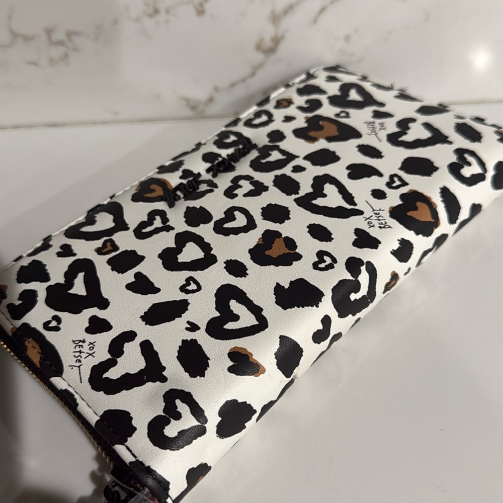 Betsey Johnson Leopard Heart Print Wallet Wristlet - Picture 3 of 6